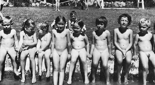 Kids alongside paddling pool