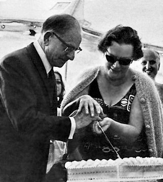 Robbie helps to cut the cake